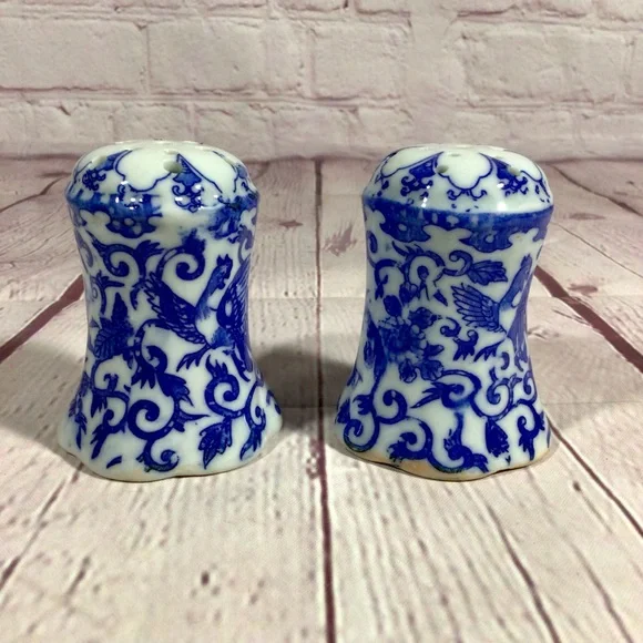 Vintage Blue and White Phoenix Porcelain Salt and Pepper Shaker Pair - Japan - Picture 4 of 8